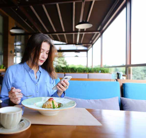 Terrasses de café et fermetures de magasins